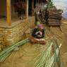 Tekansing preparing 'mah' for basket-making