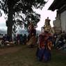 Dance of Gonpo and Gonmo(མགོན་པོ་དང་མགོན་མོ) to side of temple